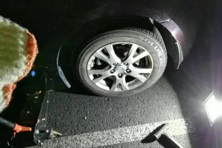 开州大进轮胎刮爆了 高速24小时拖车救援服务热线电话 拖车费一般多少